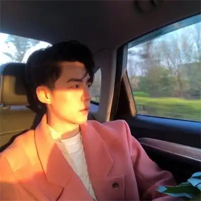 黑白系高冷的酷男戴帽子真人男生头像