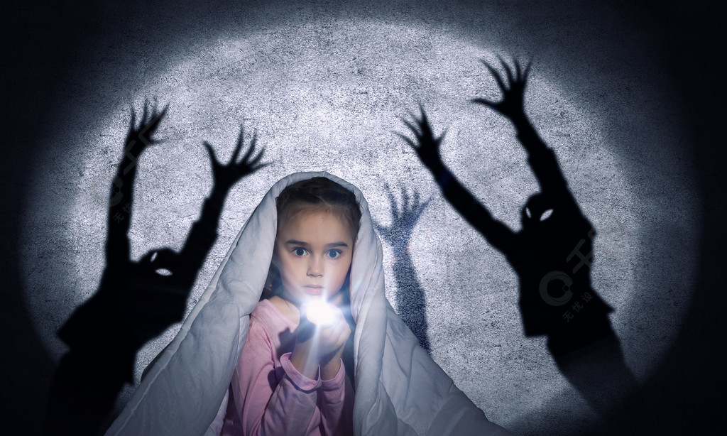 儿童的噩梦可爱的小女孩躺在床上用闪光灯的毯子下