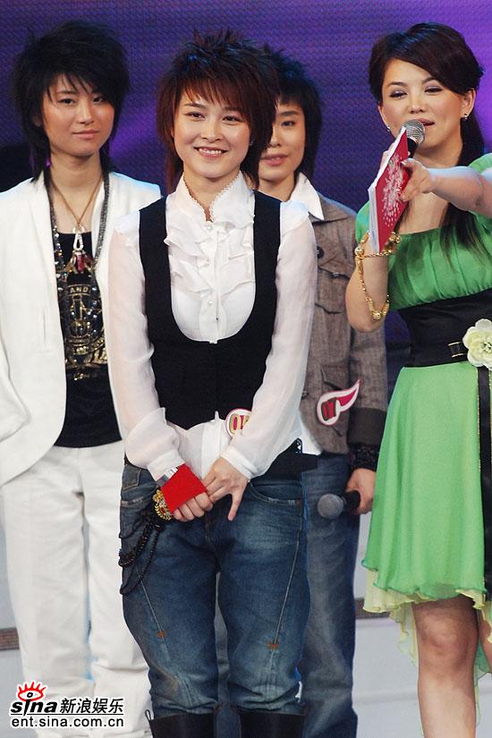 图文:超级女声总决赛8进6-厉娜与李湘