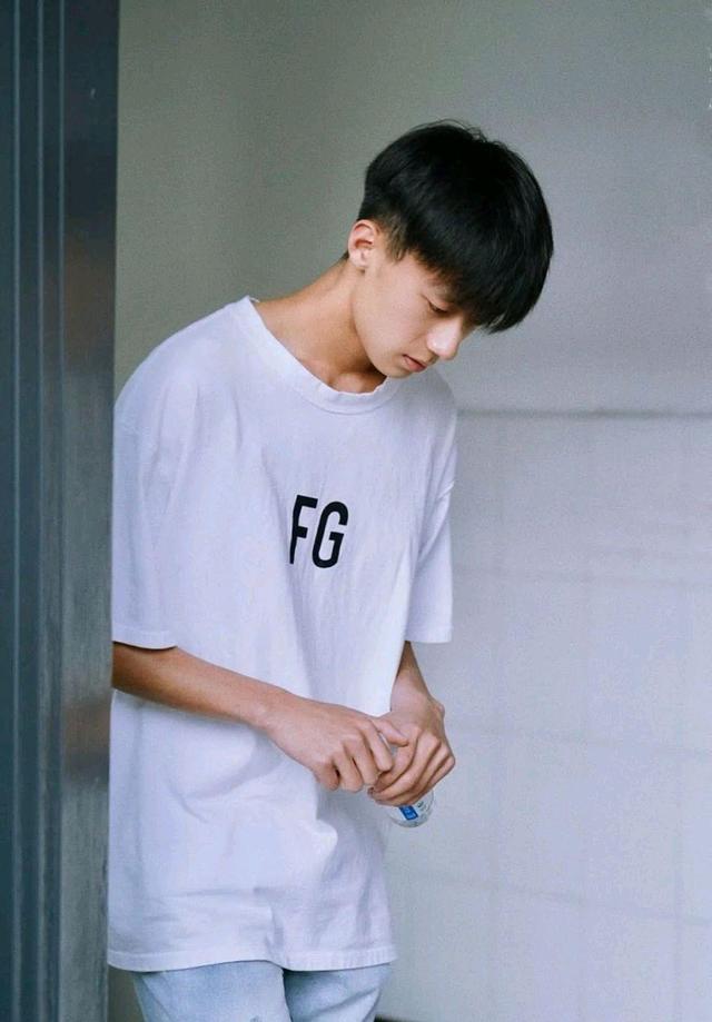 20岁186cm珠海男孩,就读于职业学院,他的气质真青涩!