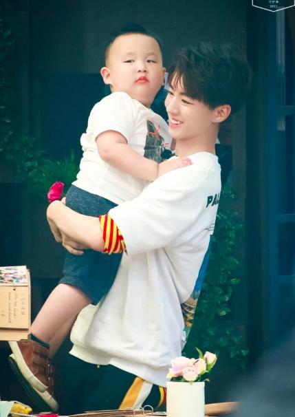 王俊凯脸也太小了吧抱的小宝宝脸都比他大最后抱不动只能扛了
