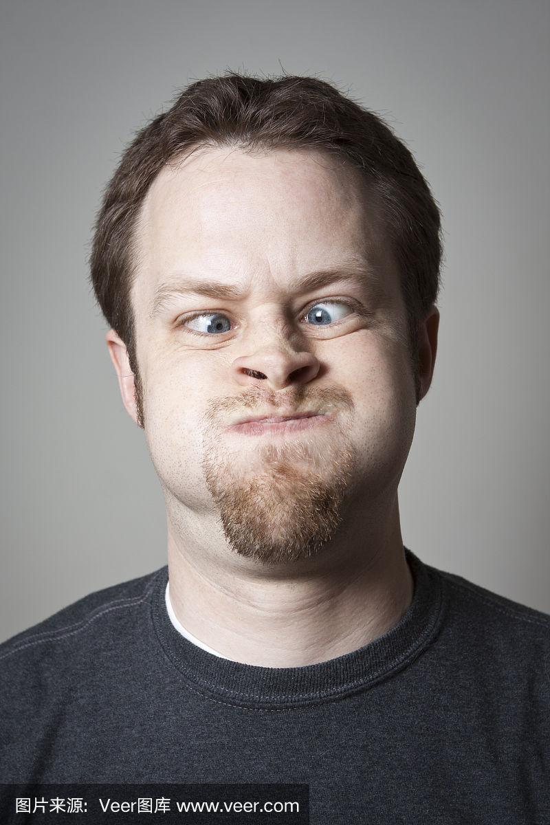 男人屏住呼吸,斗鸡眼