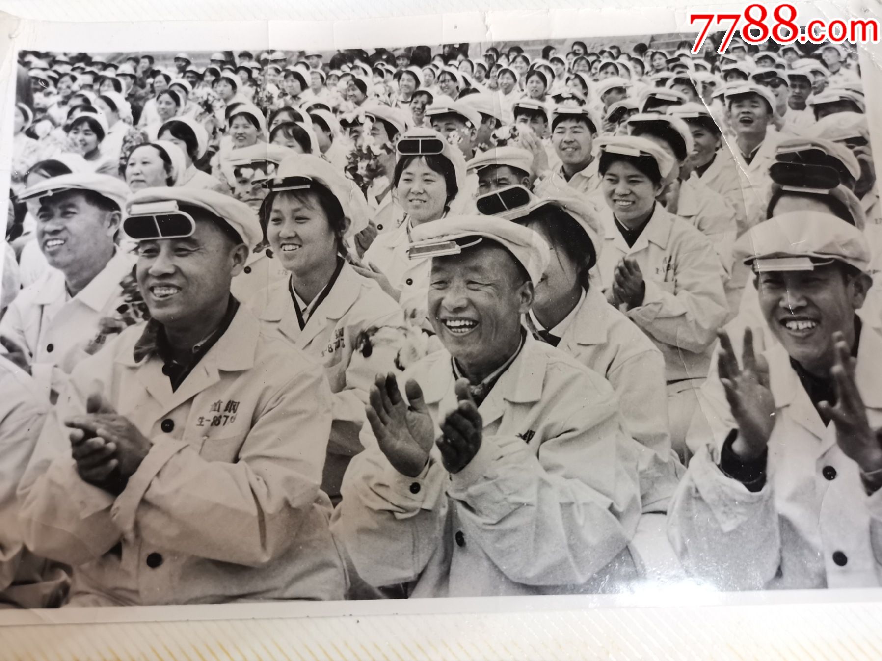 首钢工人观看演出-老照片-7788票证网