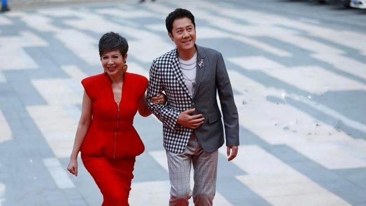 原创蔡国庆晒老婆,凭什么上热搜?