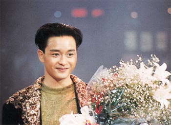 网友来稿:张国荣生前珍贵图片-哥哥手捧鲜花