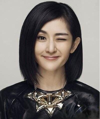 短发更修颜,头发梳理得极为整齐,没有半点杂乱感,衬托得谢娜的脸型更