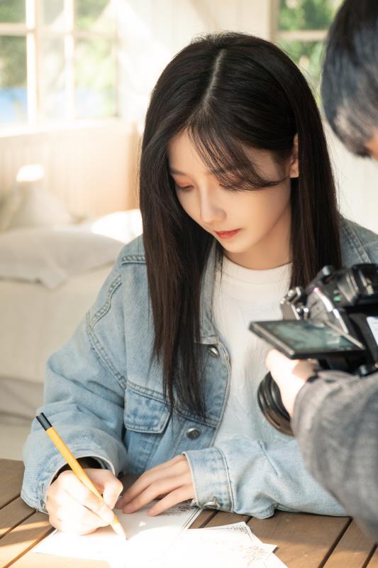 刘力菲超话98#刘力菲唐莉佳笔下之城舞台#"笔下之城"intro 花絮@gnz