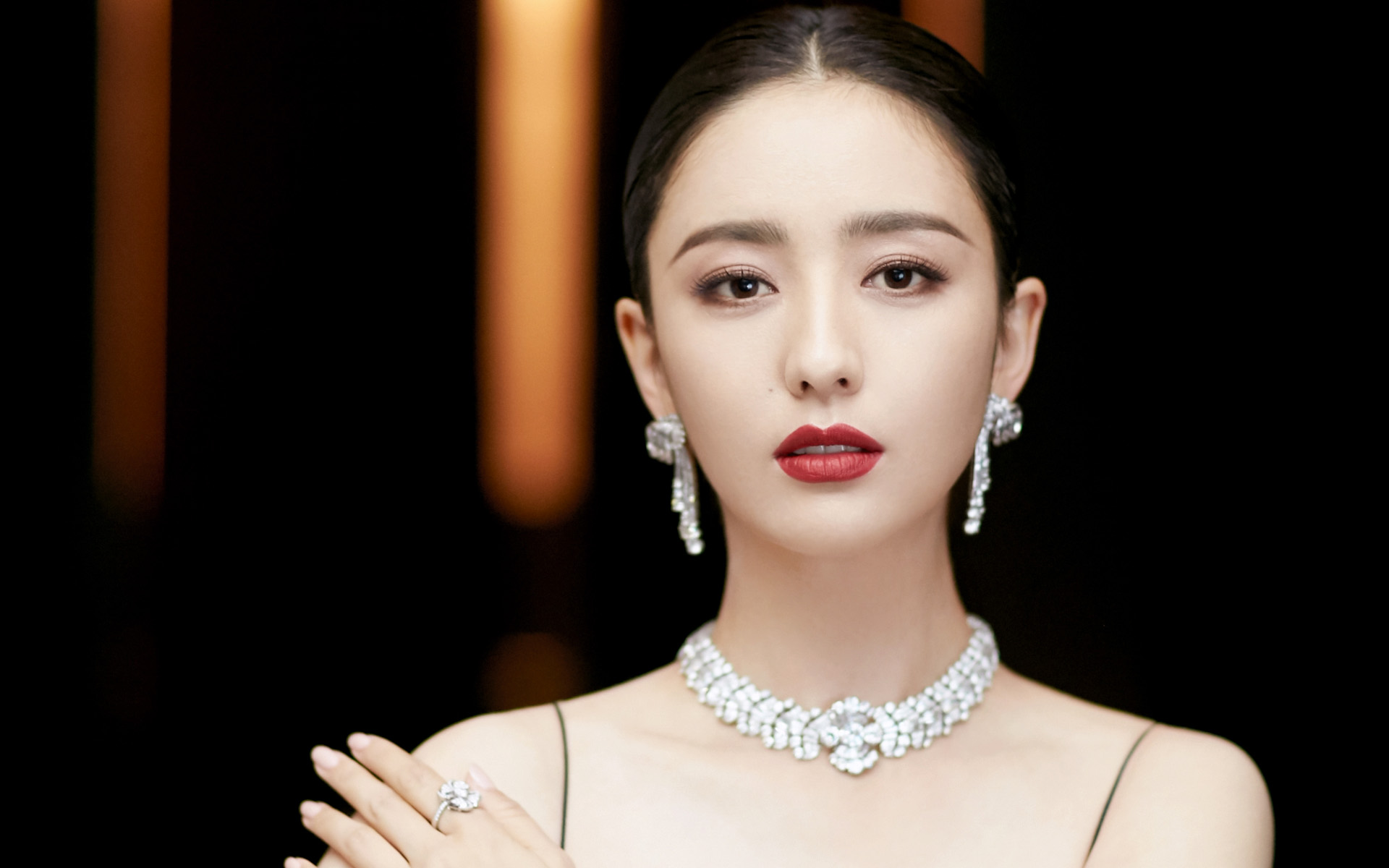 佟丽娅吊带礼服性感图片桌面壁纸