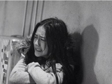 深夜一个人默默流泪的图片放心的哭泣