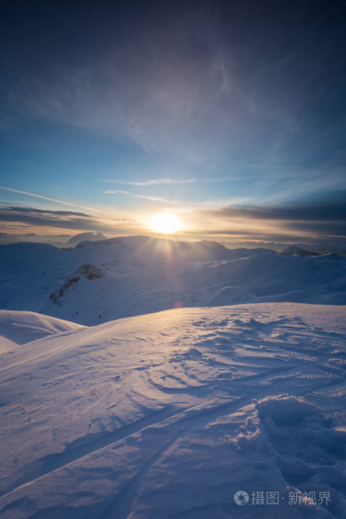 美丽的日出在奥地利的高山之巅