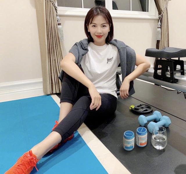 刘涛晒旧照炫耀体重146斤,依然会跳舞,劈叉,但胖到实在难认