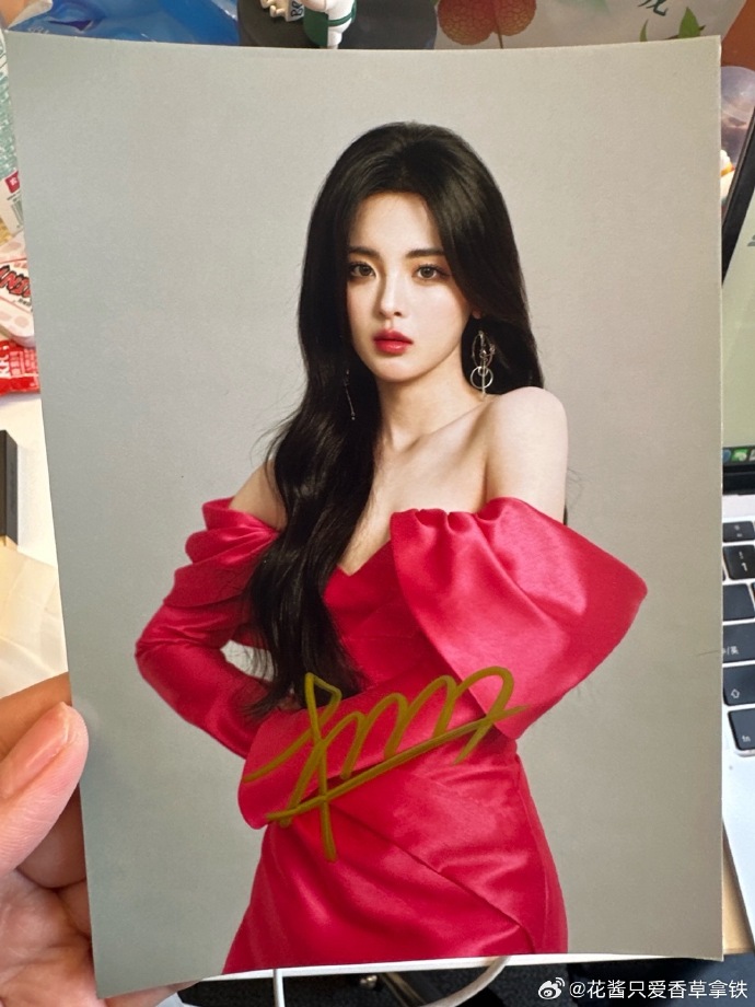 星元没你不行#连续三天给ksg星元投票就有机会获得:  杨超越签名照*1