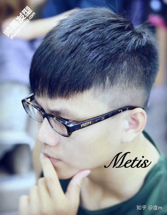 这个应该是初高中男生最普遍的发型了吧,中间长两边短,短刘海