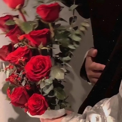 手拿玫瑰花我带着浪漫将你入怀