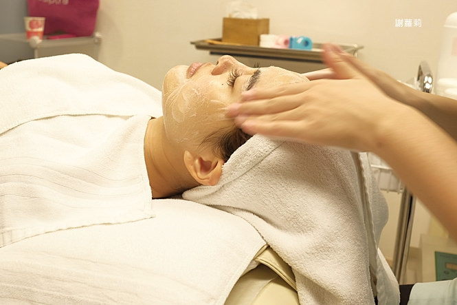 虽说是护理师,但按摩手技却丝毫不输专业美容师,脸部恰到好处的手触真