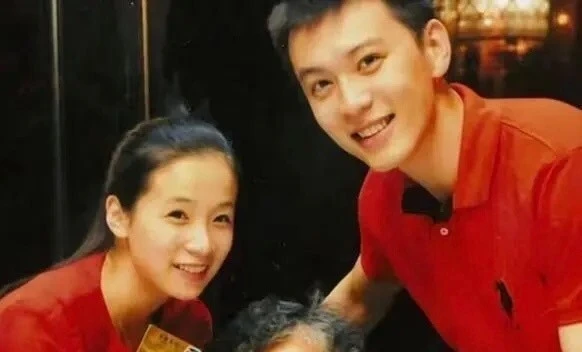 什么情况杨鸣妻子发博引热议社媒已删光两人此前合照