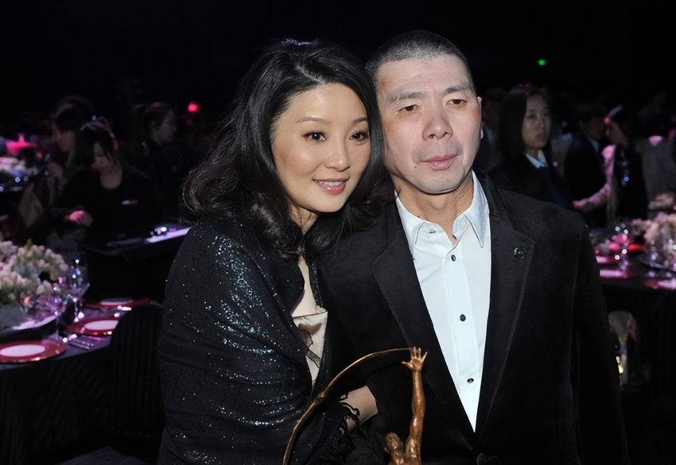 冯小刚生的第一个孩子并不是与现任妻子所生,而是与他的发妻所生的.