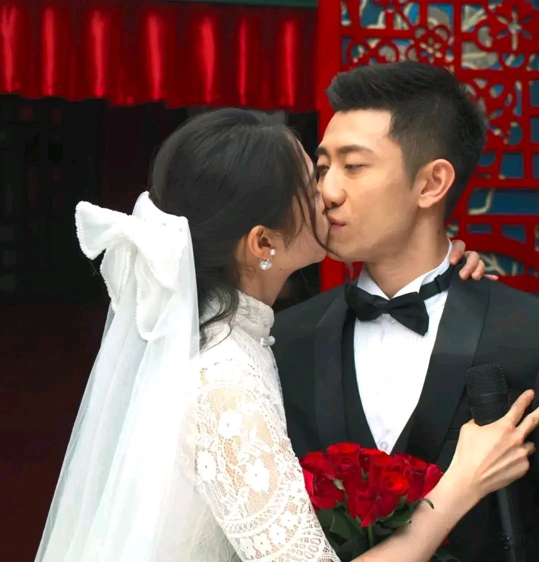 关晓彤和张一山结婚了,网友纷纷表示:那鹿晗呢?