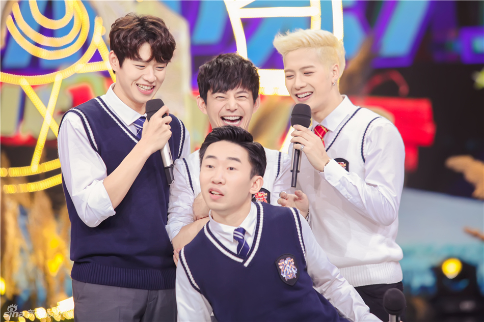 组图:王嘉尔何炅《快本》首合体 开启魔法之旅_高清图集_新浪网