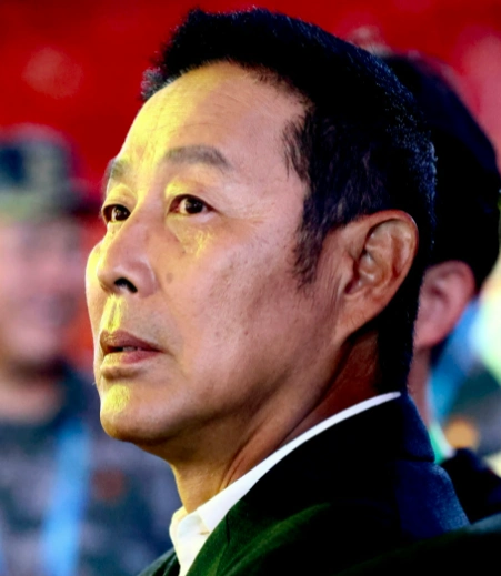 66岁型男陈道明近照曝光皮肤黝黑还有老年斑岁月不饶人