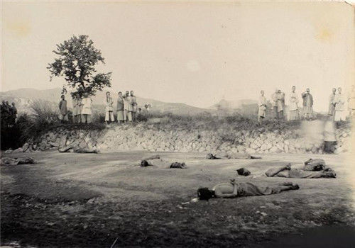 清朝刑场老照片:刽子手瘦弱不堪,犯人面露凶光,像狗一样被牵着-搜狐大