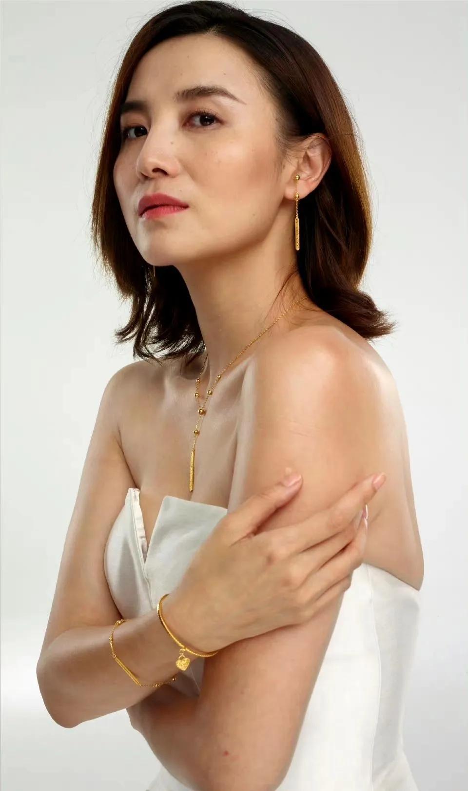 42岁的小宋佳,身材高挑,皮肤白皙,五官精致,年轻漂亮,气质十足.