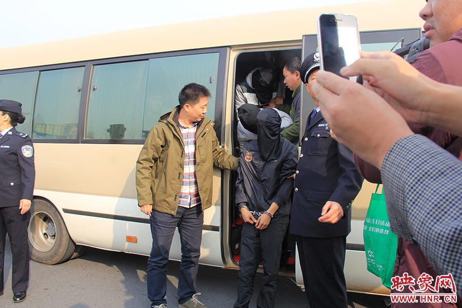 郑州打掉盗窃团伙 押送车队排长龙