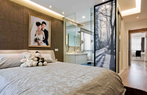 床头挂结婚照片好不好 婚纱照挂在卧室哪里合适