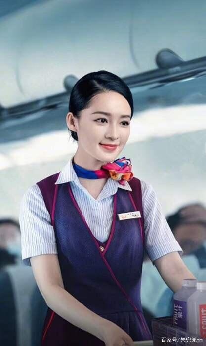 《中国机长》乘务员周雅文被撞倒地后,依然誓死按住餐车刹车