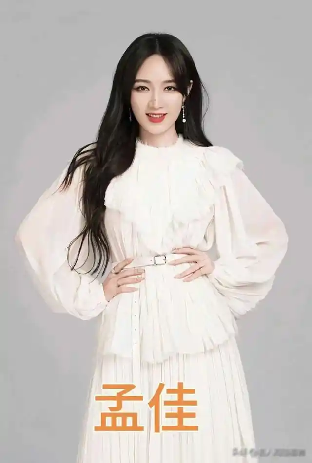 首先映入眼帘的,是那位1990年出生的多才多艺女星——孟佳.