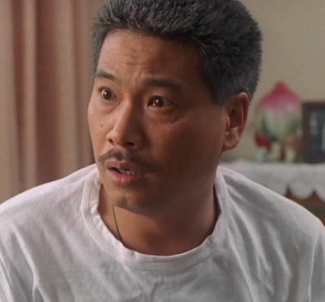 吴孟达年轻的旧照流出,长相令人吃惊,网友 完全不是一个人