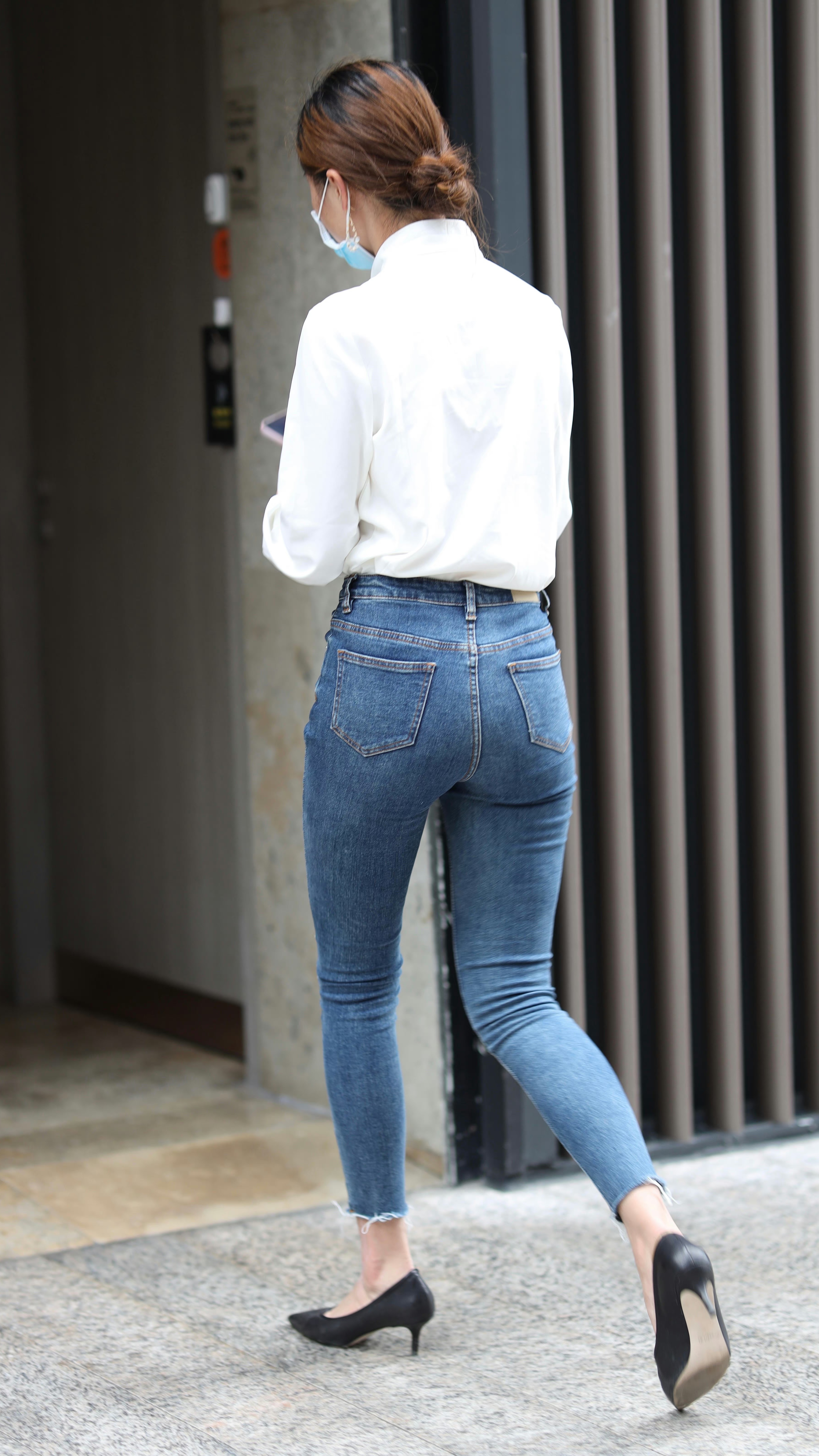 白衬衫牛仔裤搭配高跟鞋90,显身材,有气质