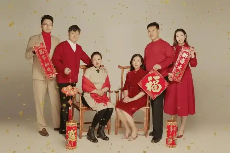 2,工笔画风格:服装选择复古类的搭配,如旗袍,长衫,搭配中式