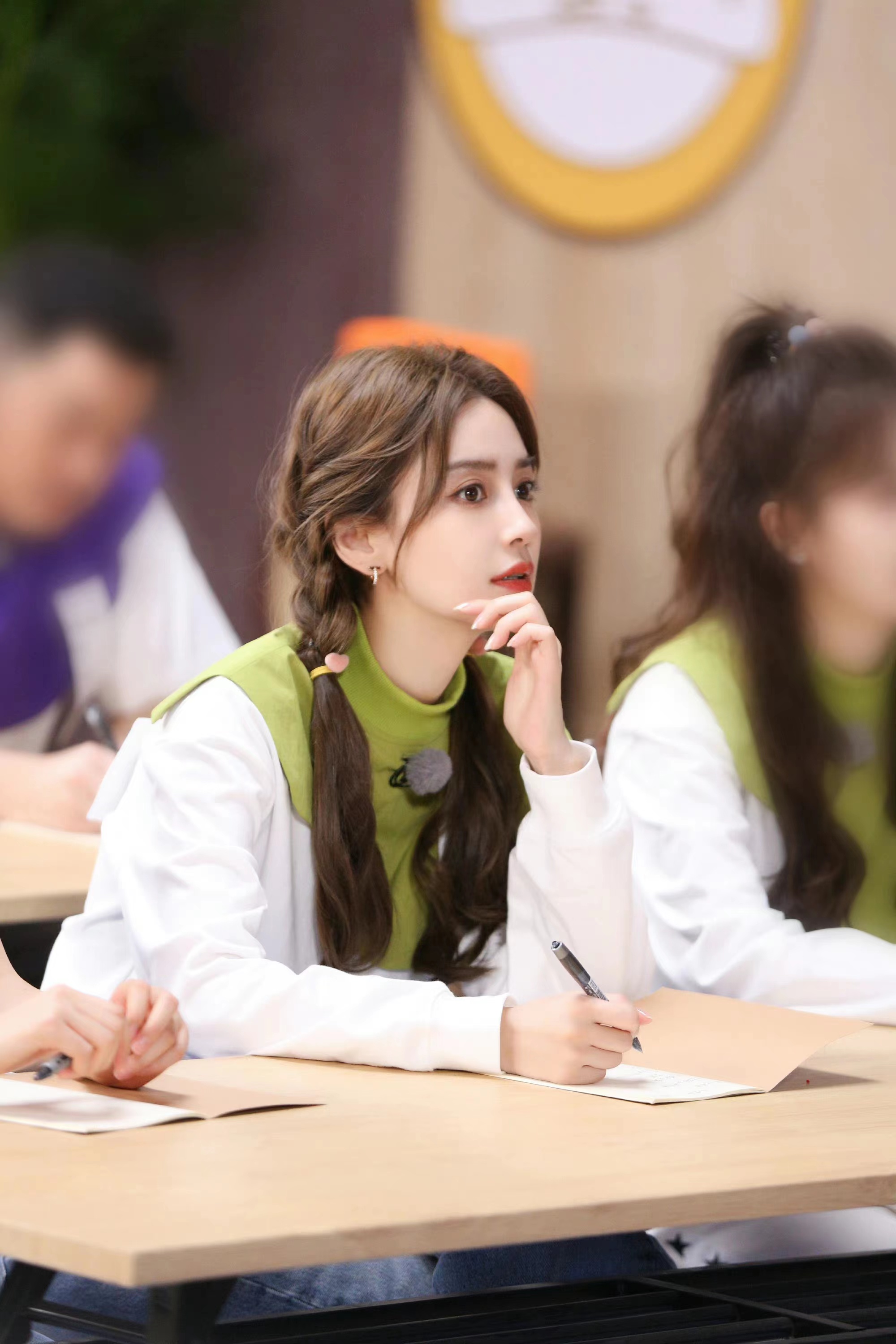 angelababy奔跑吧新发型好甜美,半扎双麻花辫,少女味十足!