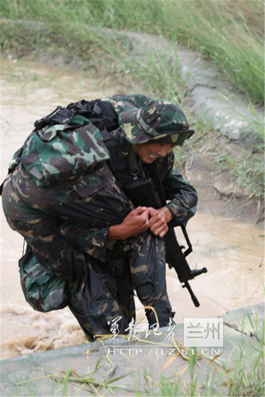 高清天狼突击队训练泥坑中肉搏水中托举重物13