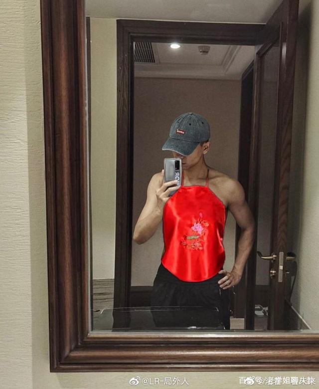 13日晚,李现在社交平台晒出腹肌自拍,并配文:"快瘦没了".