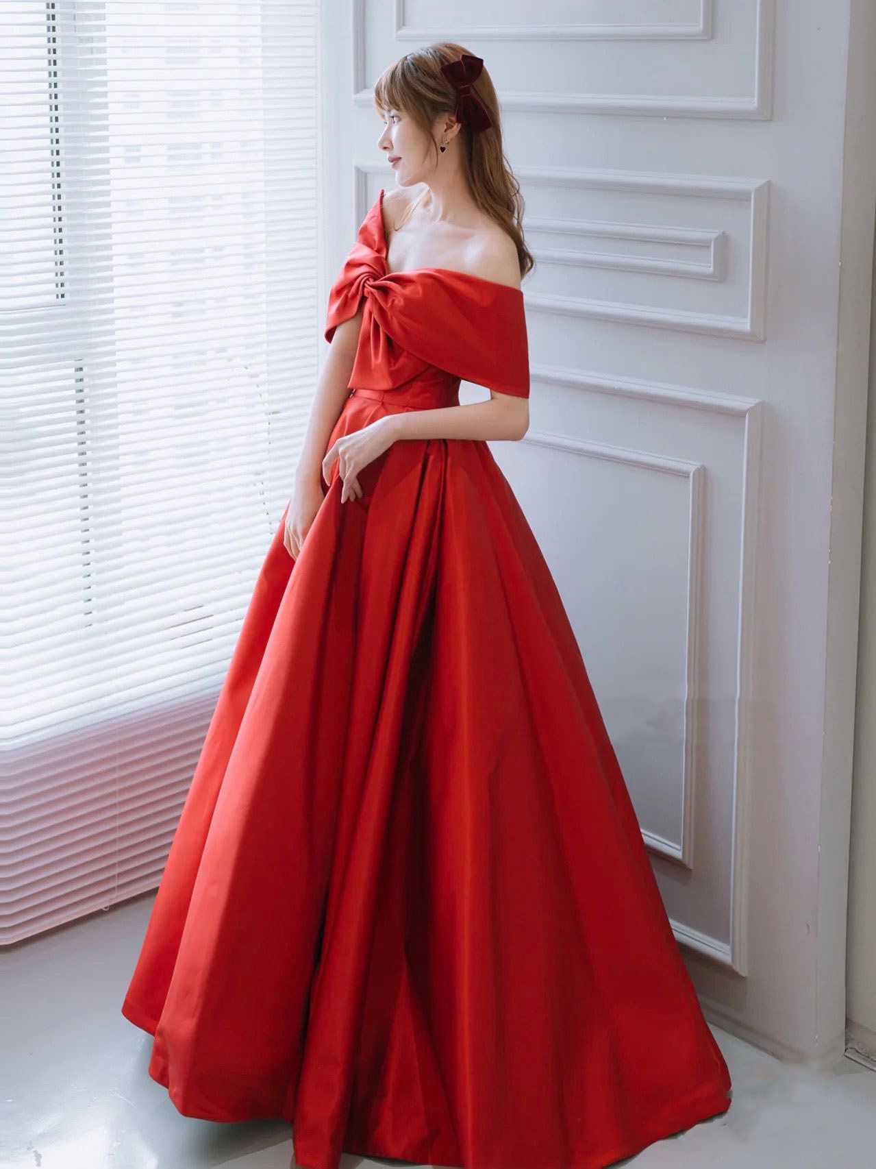 敬酒礼服新娘一字肩缎布红色小个子礼服裙2021秋冬新款年会晚礼服