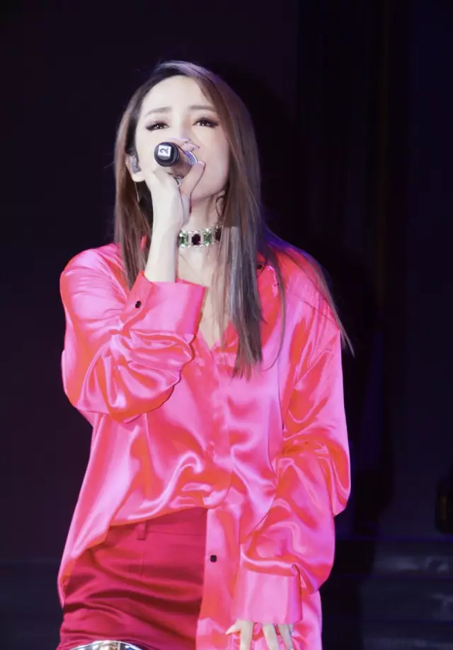 萧亚轩自爆:脸瘦了所以没以前好看.这个锅瘦脸不背!