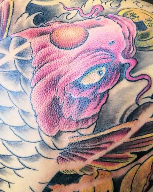 满背招财鱼纹身图片