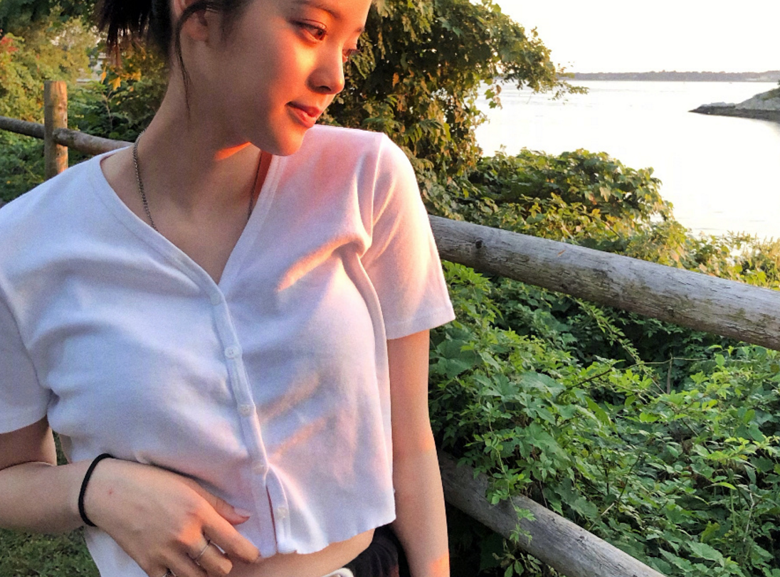 有种"发育过猛"叫欧阳娜娜,穿抽绳短袖,真实身材一目了然