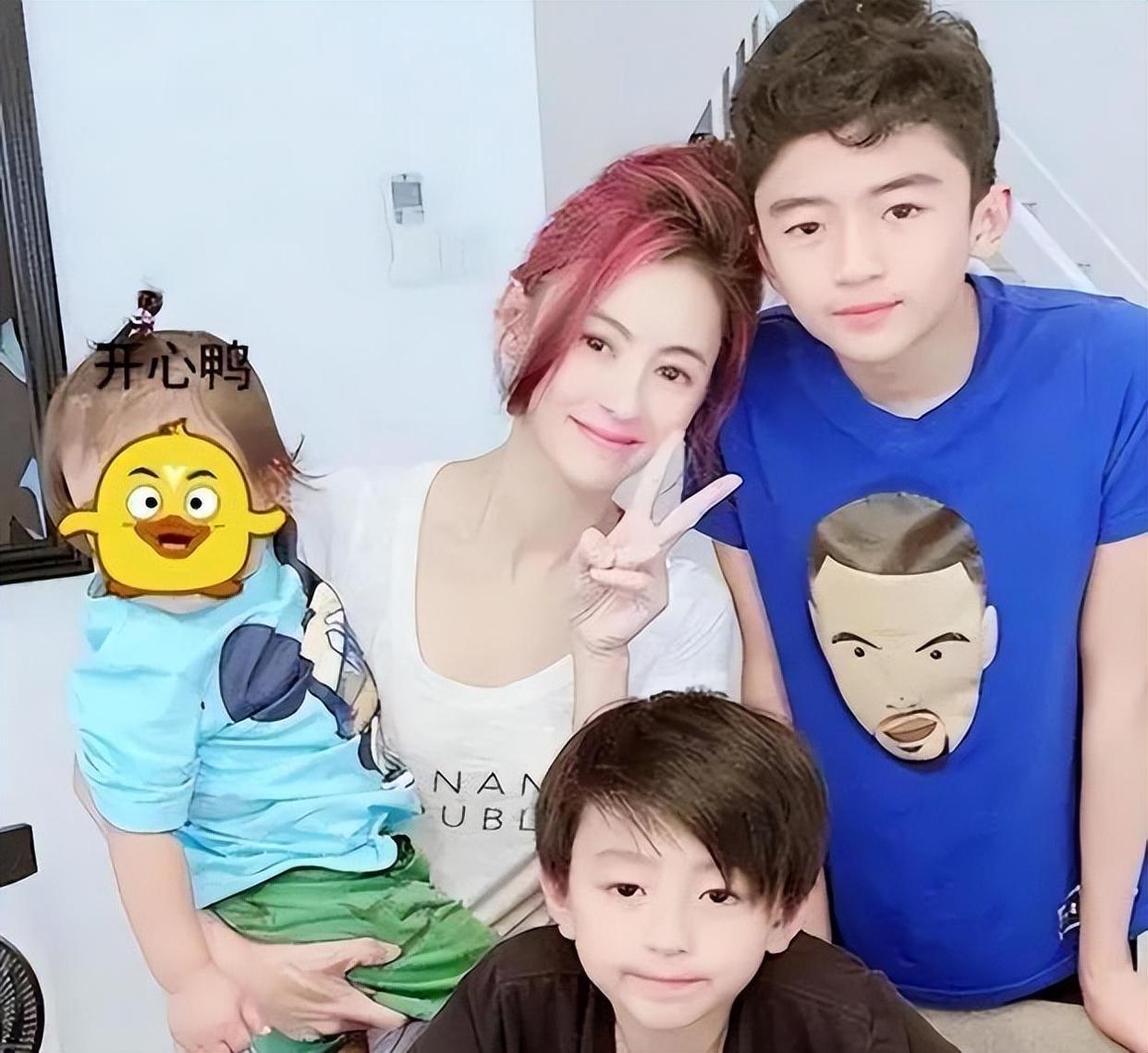 张柏芝带三个孩子过十分潇洒自在的生活,露出呆萌三胎儿子照