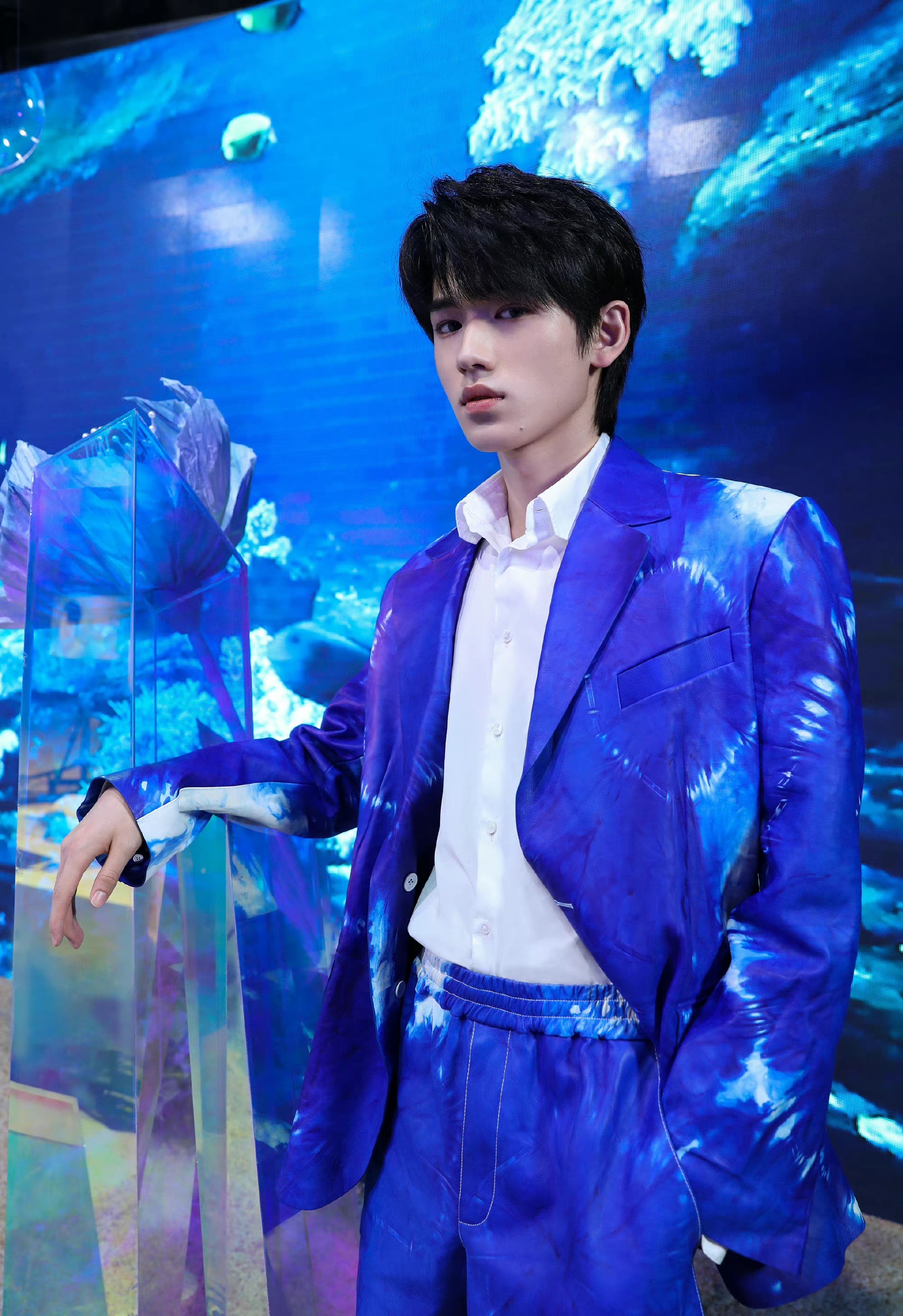 宋亚轩刚刚晒出深蓝色西装随拍,配合海底世界背景