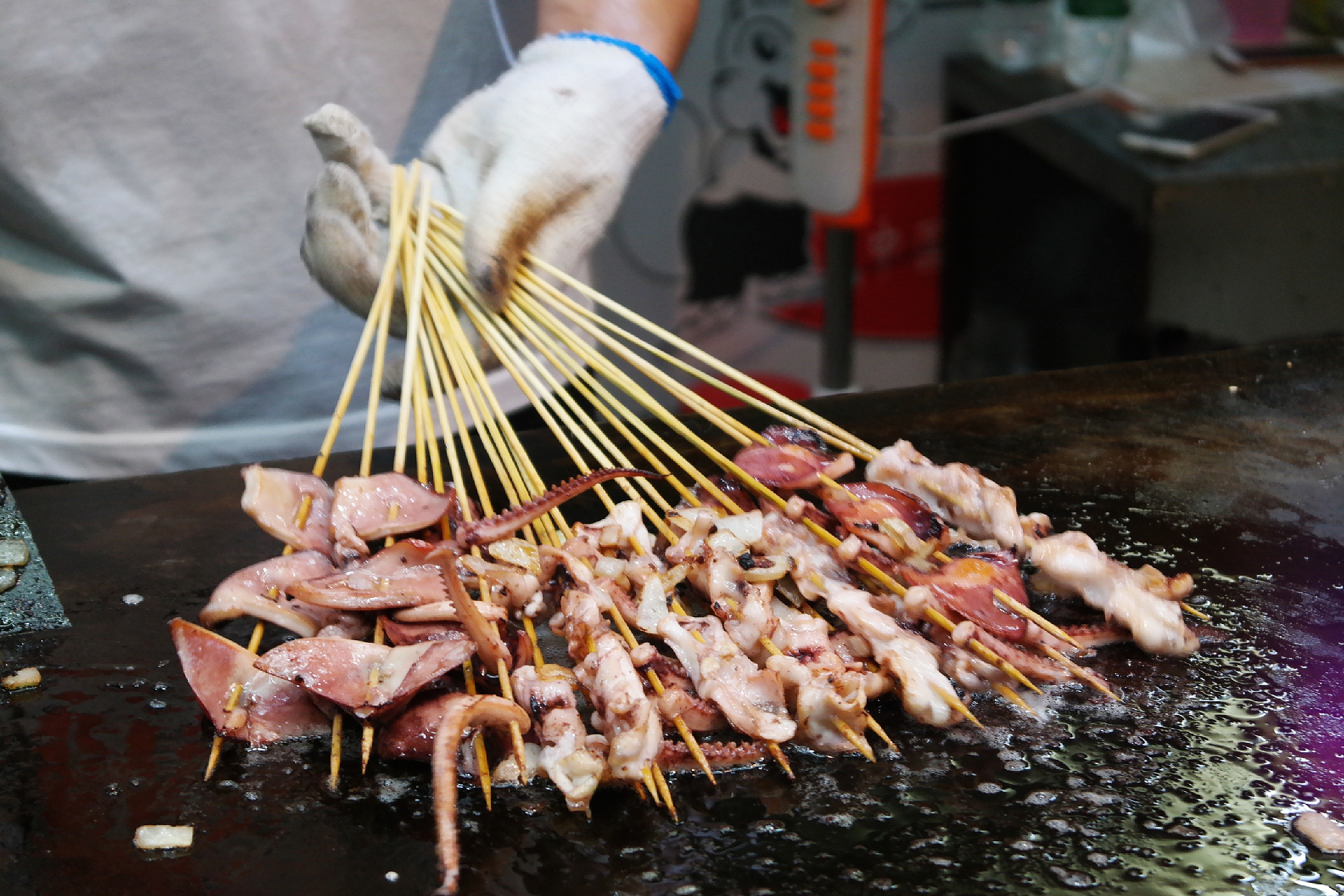 童年时爱吃的铁板鱿鱼,似乎是每座城市都喜欢的小吃!