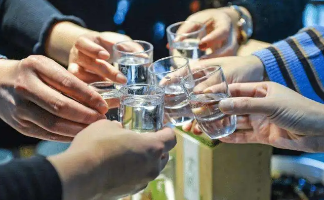 一场酒局下来,桌子上,地上都摆满了空的啤酒瓶,连下脚的地方都没有了