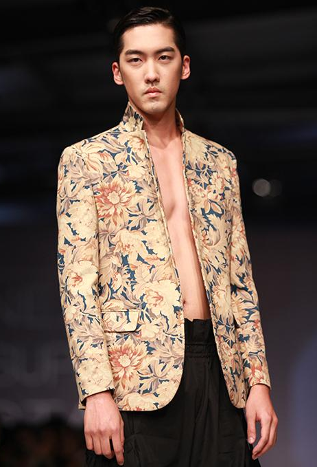 廖彦龙三七分发型复古风十足,灰色大衣散发高冷雅痞魅力