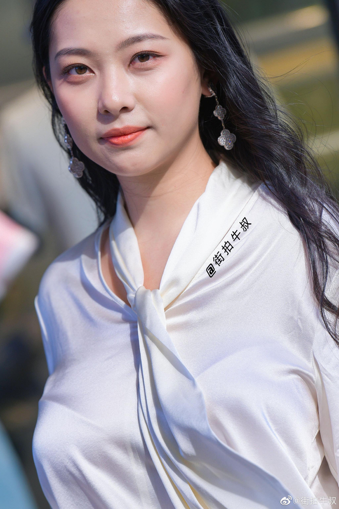 美女穿着时尚靓丽的白色职业女装出街