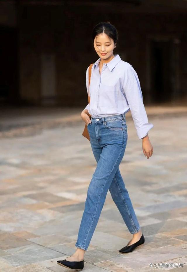 如果你想摆脱常规,不再穿帆布鞋,那么这个夏天,牛仔裤搭配以下三双鞋