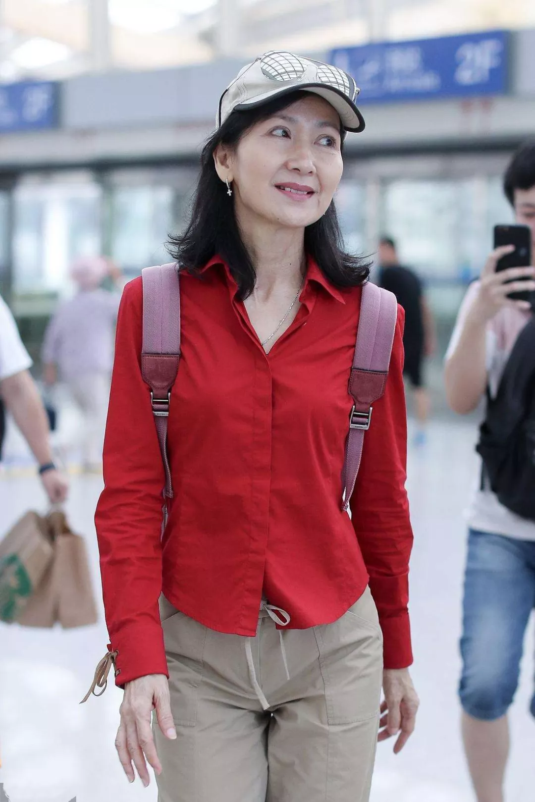 被害流产不孕,20年后才收到道歉,61岁陈美琪一袭蓝裙气质优雅!_穿着