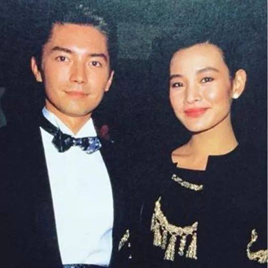 陈冲曾说尊龙是个内心非常非常敏感,隐蔽的人,大抵是尊龙不太善于表达