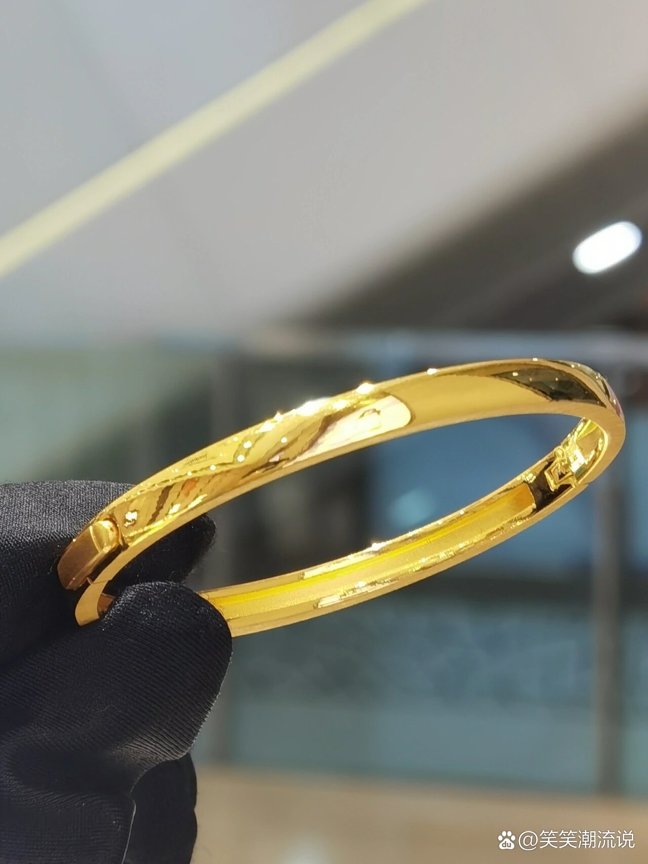 周大福光面实心贵妃黄金手镯 这款贵妃镯对手骨宽但是手腕比较细的